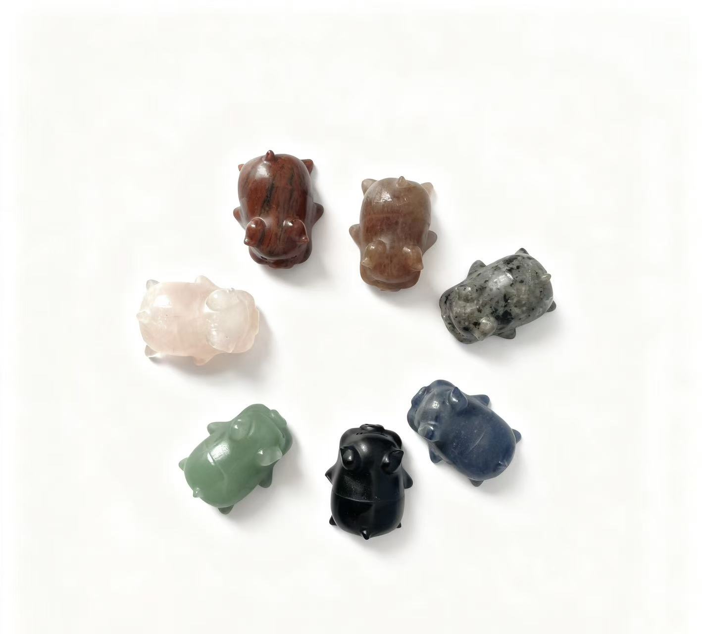 Natural crystal sculptures of pig figures made of different materials.6cm