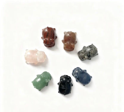 Natural crystal sculptures of pig figures made of different materials.6cm