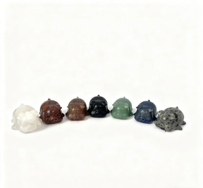 Natural crystal sculptures of pig figures made of different materials.6cm