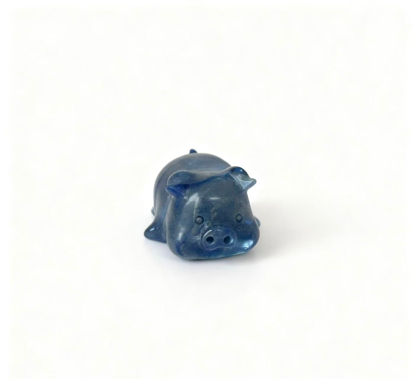 Natural crystal sculptures of pig figures made of different materials.6cm