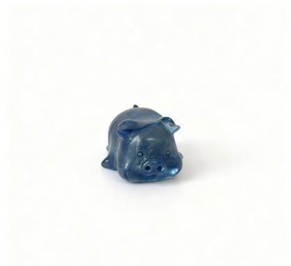 Natural crystal sculptures of pig figures made of different materials.6cm