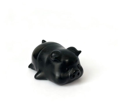 Natural crystal sculptures of pig figures made of different materials.6cm