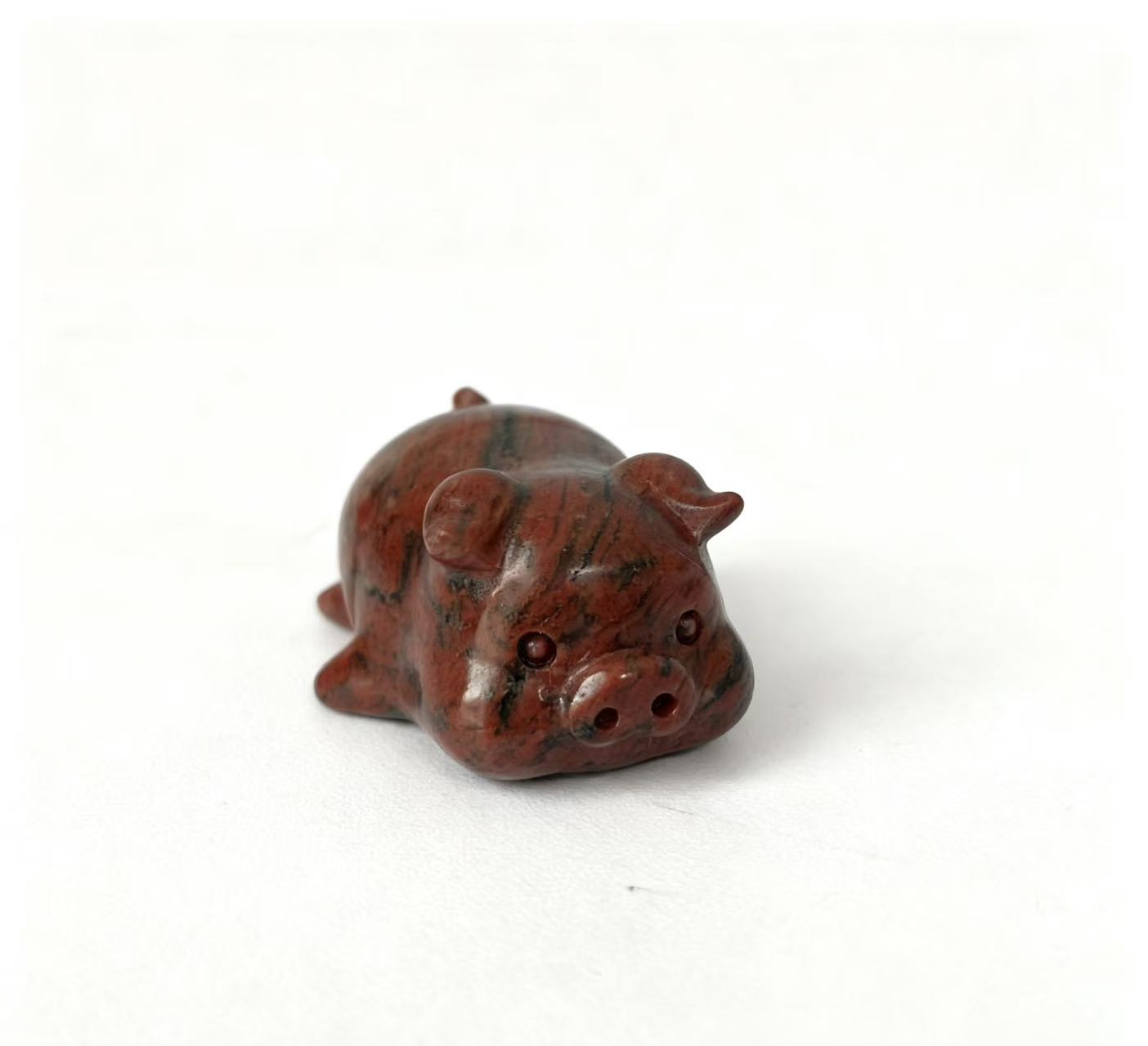 Natural crystal sculptures of pig figures made of different materials.6cm