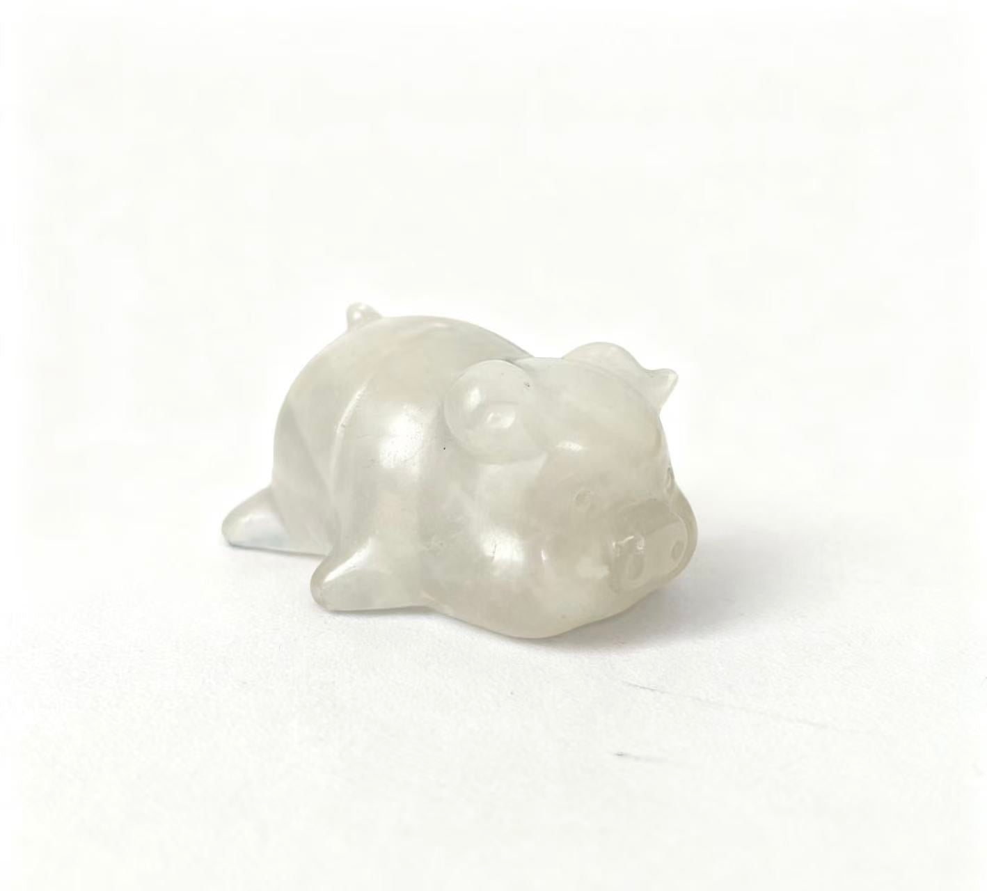Natural crystal sculptures of pig figures made of different materials.6cm