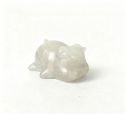 Natural crystal sculptures of pig figures made of different materials.6cm